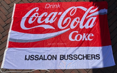 8824-1 € 10,00 coca cola vlag busschers 90x 140.jpeg
